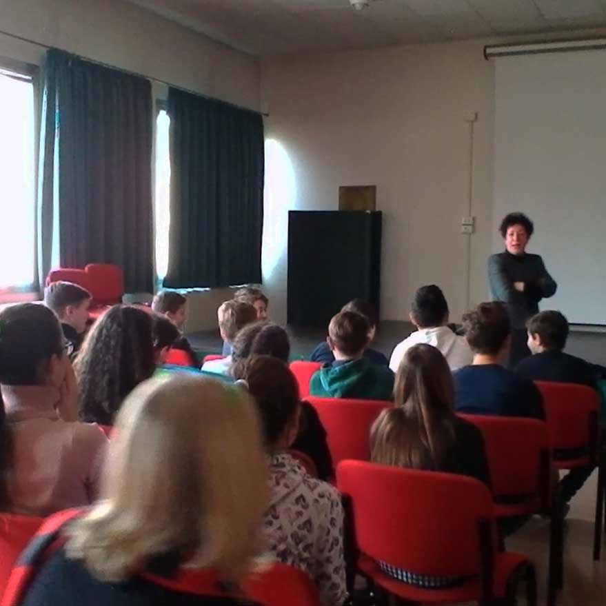 lezione alle scuole medie orgiano